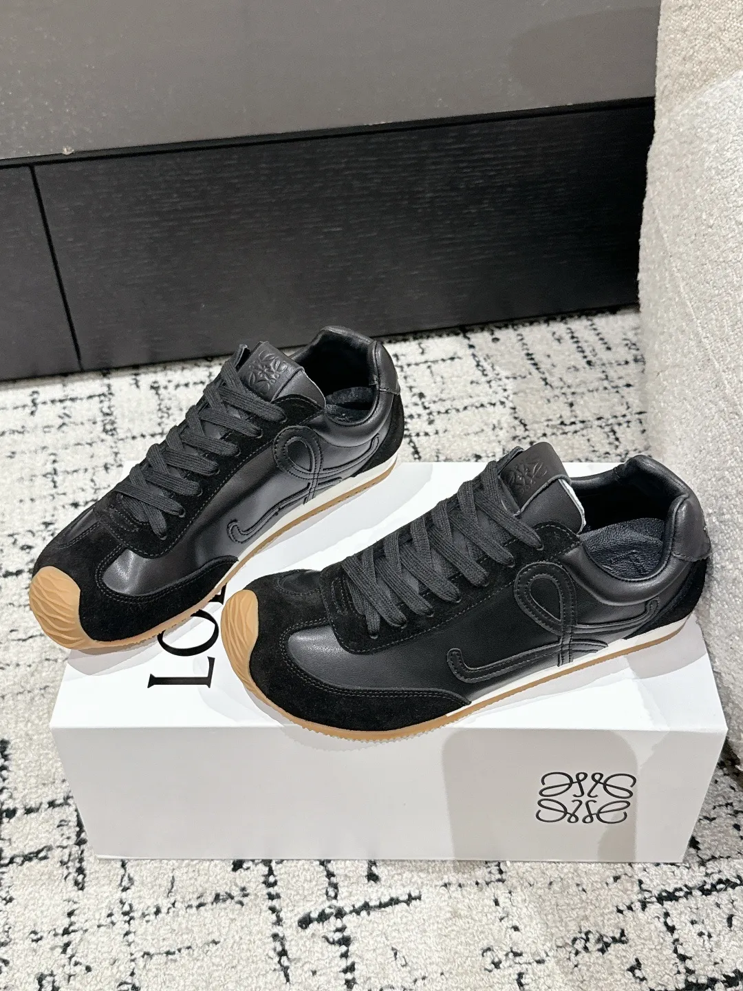 👟👟Ex-factory price 620👟👟 #couples model Top version LOEWE 25/ Latest catwalk model Ballet Runner 2.0. Couple model Ballet Casual Sports Shoes Moral Training Shoes Forrest Gump Shoes Original purchase and development Production Fabric matching Repeated selection of materials Nylon and calfskin leather sneakers featuring an asymmetric toe design, sock-like internal construction, and lightweight rubber outsole extending to the toe. ✔️Fabric: original customized imported first-layer cowhide ✔️Lining: imported soft sheepskin + mesh lining ✔️Sole: original molded anti-slip rubber material ✔️Sole thickness: increased by 2.5CM ✔️Size: #35-45 (45 for women, 45 for men, custom-made, non-refundable)